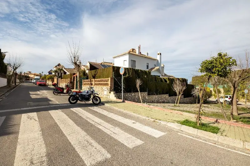 Chalet de Lujo en Nueva Otura con Piscina y Jardín