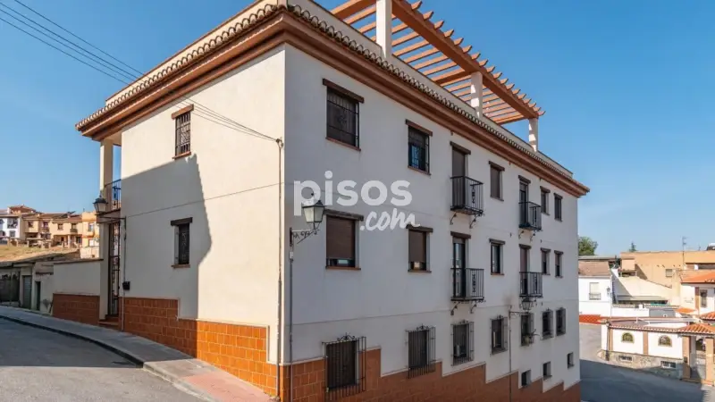 Piso en Venta en Granada: 2 Dormitorios, Patio y Garaje Incluido