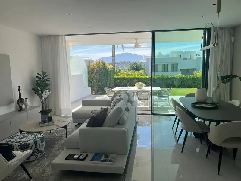 Apartamento en Alquiler Estepona Nueva Atalaya Lujo Playa