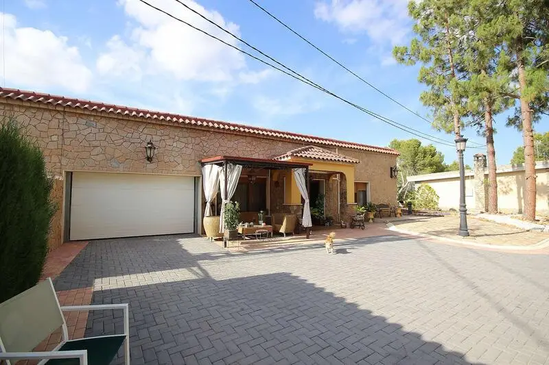 Chalet Independiente en Monovar con Tres Casas y Piscina