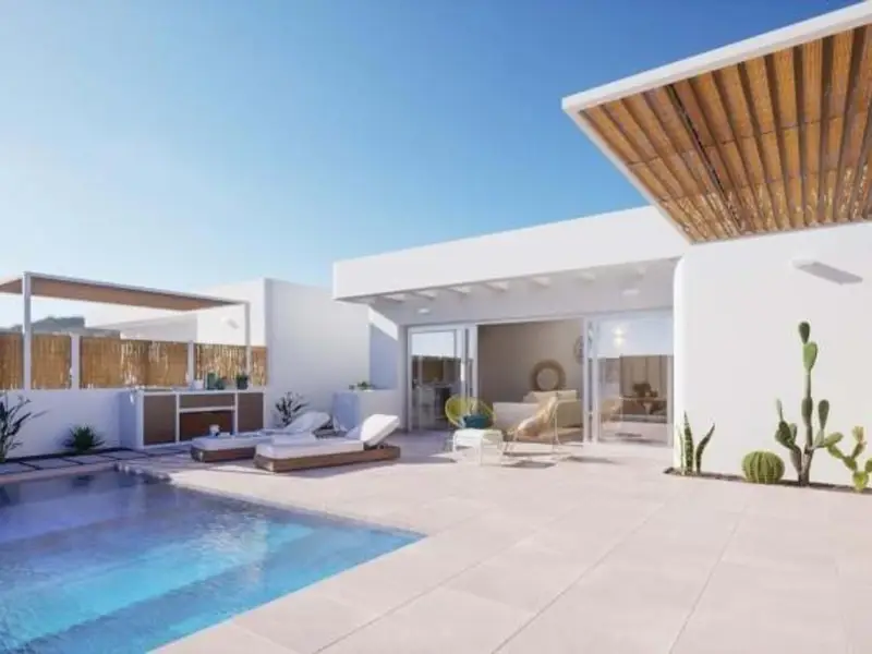 Villa en Los Alcázares: Nueva, Estilo Ibicenco, Piscina Privada