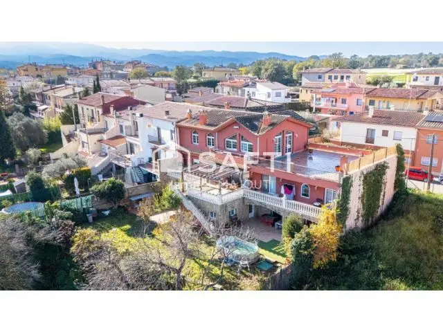 Casa Familiar en La Bisbal: Espaciosa con Vistas y Zona de Juegos