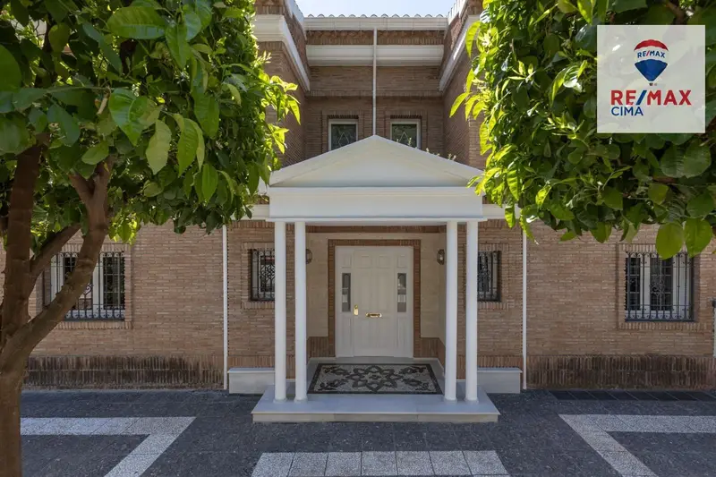 Chalet de Lujo en Granada con Gran Capacidad de Edificaci	ón