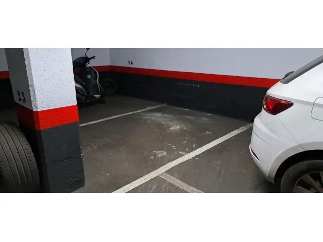 Plaza Parking Grande en La Marina del Port