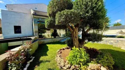 Chalet en Venta en Picassent: Villa de Lujo con Piscina y Jardín