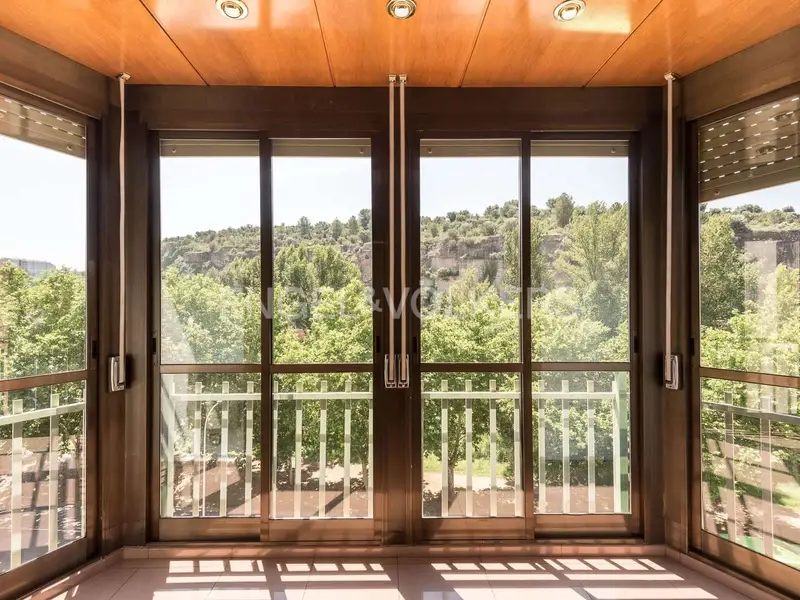 Dúplex Invertido en Manresa con 4 Habitaciones y Plaza de Aparcamiento