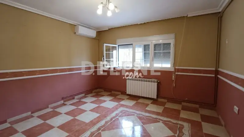Casa con Piscina y Garaje en Nava de Campaña