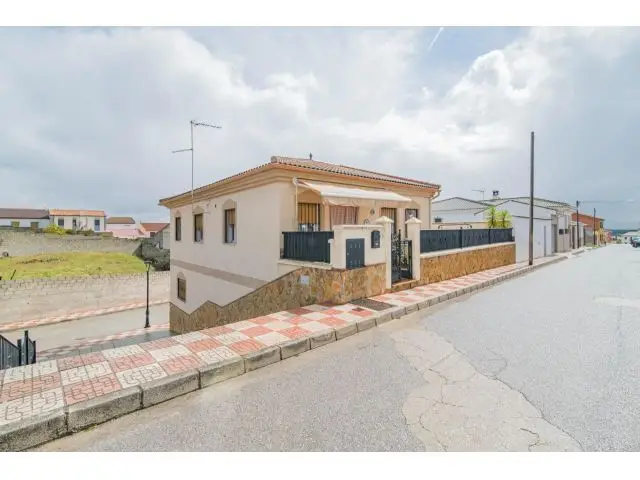 Casa Reformada en Alomartes con Patio y Estacionamiento