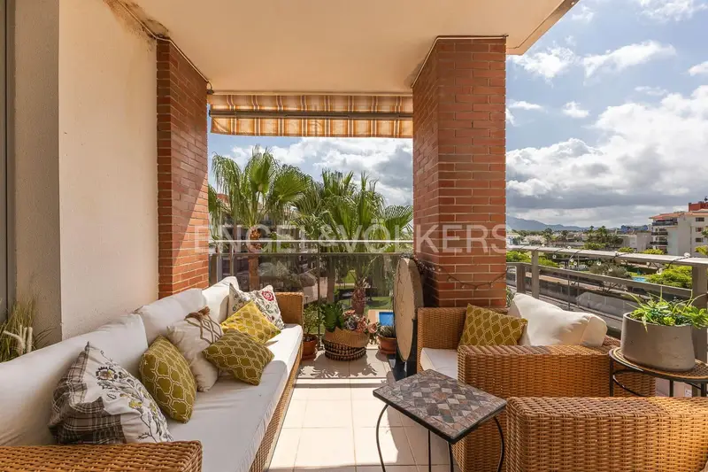 Apartamento en Denia con Vistas al Mar y Piscina Comunitaria