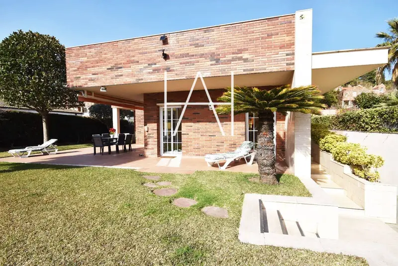 Chalet en venta Sant Vicenç de Montalt 420m2 con piscina y jardin