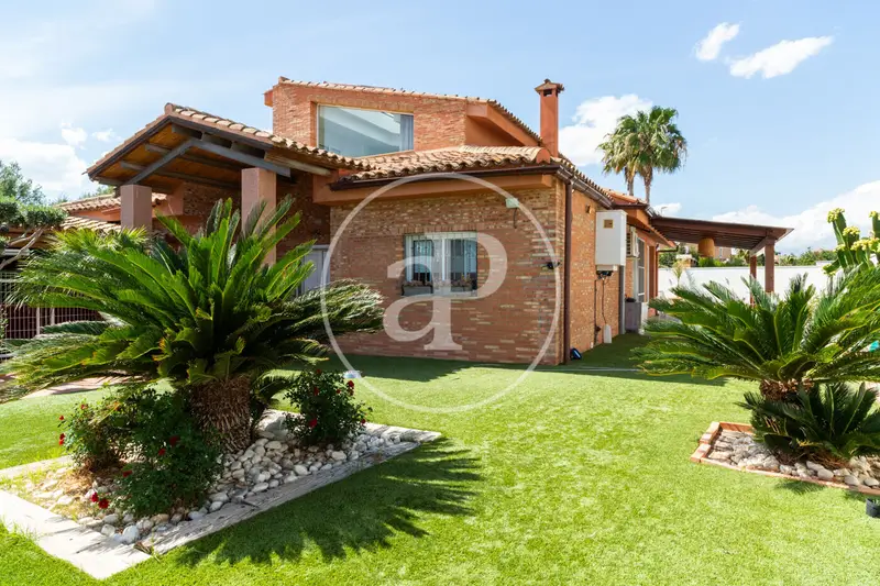 Chalet Independiente Riba Roja de Túria 445m2 4 Dormitorios Piscina Jardín