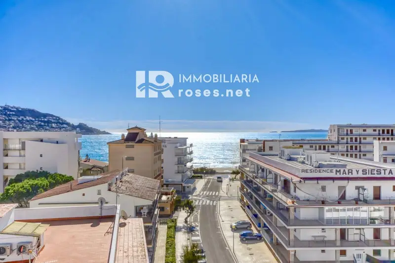 Atico Duplex en Roses con Vistas al Mar y Montana