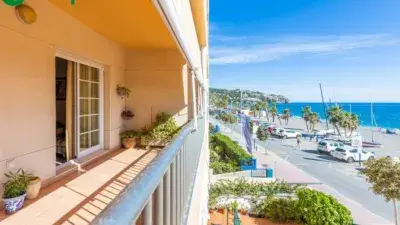 Piso en primera linea de playa La Herradura con garaje