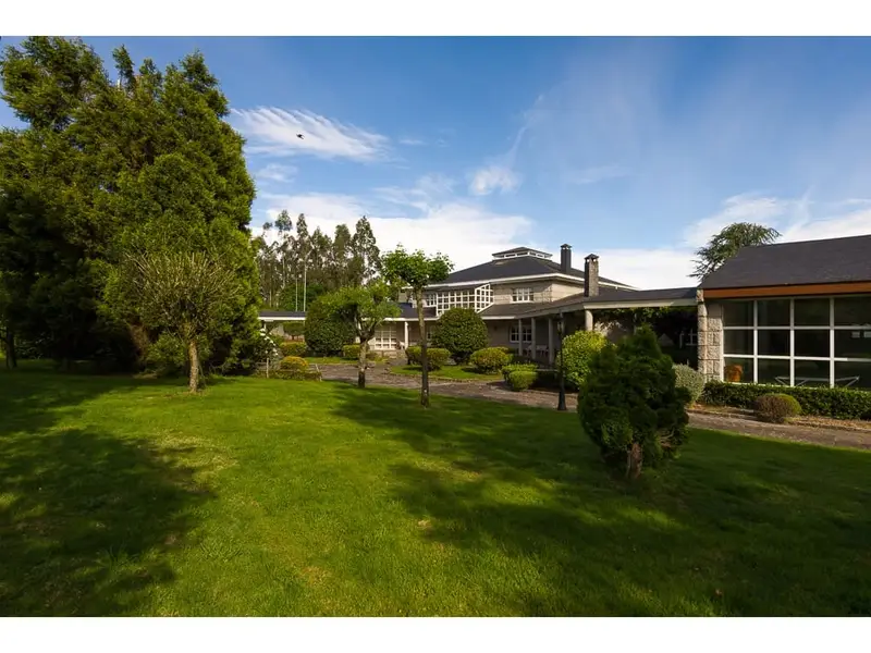 Chalet en Venta Santa Comba 900m2 Finca 5000m2 Zona Deportiva