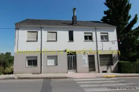Casa con 3 viviendas y panadería totalmente equipada