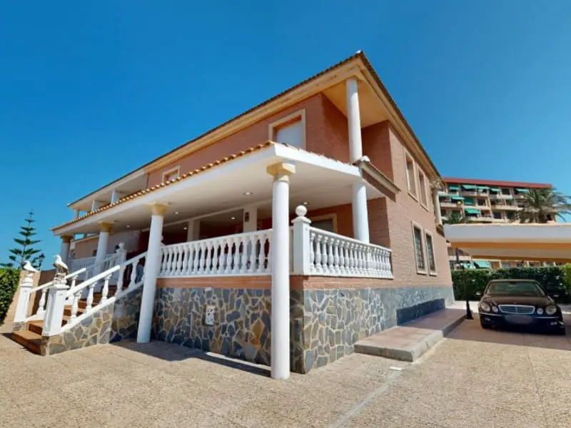 Chalet en venta en La Manga del Mar Menor primera linea de playa