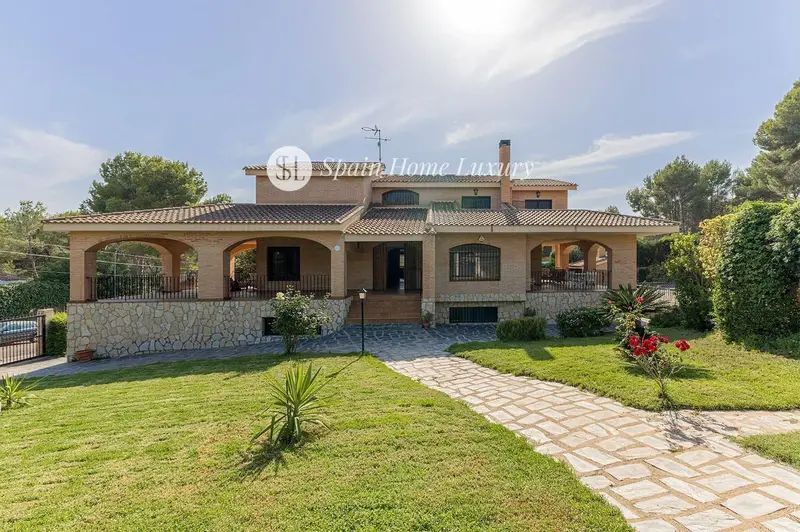 Chalet de Lujo en Venta en Montealcedo Riba roja de Turia