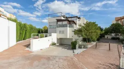 Piso en venta en urbanizaci
ón cerrada con piscina y padel cerca de Granada