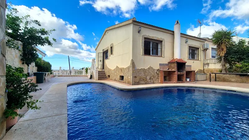 Adosado con Piscina y Terraza en La Nucia
