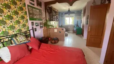 Casa Adosada en Venta con Sótano y Buhardilla