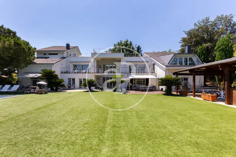 Casa de Lujo en Valldoreix 860m2 con Spa y Piscina