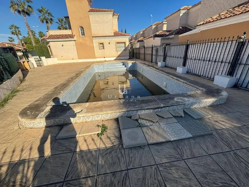 Chalet con Piscina y Terraza en Guardamar del Segura