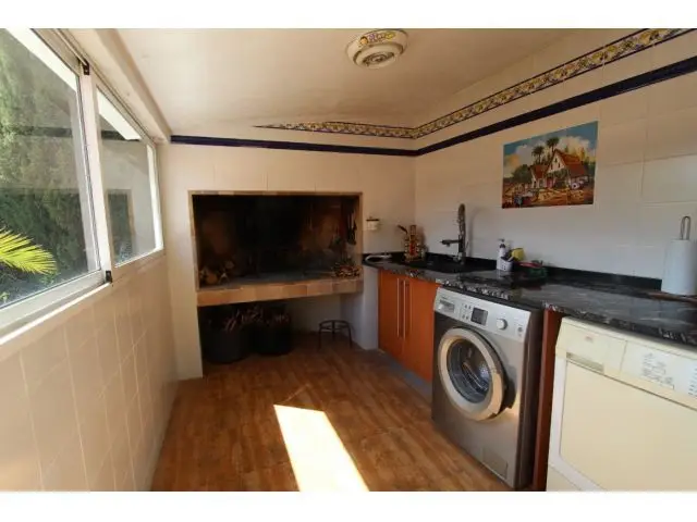 Chalet con Parcela Grande y Piscina Cerca de la Playa Sagunto