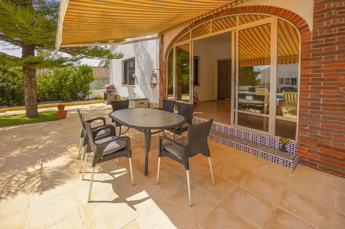 Villa 6 Dormitorios en Venta: Gran Espacio y Amenidades