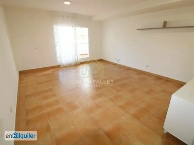Alquiler de apartamento sin amueblar, de larga duración con 2 dormitorios , plaza de garaje y trastero, en la urbanización terrazas de alcaidesa.