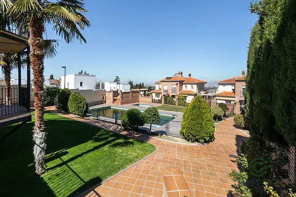 Casa en Venta en La Zubia 4 Dormitorios 3 Baños Jardin Piscina