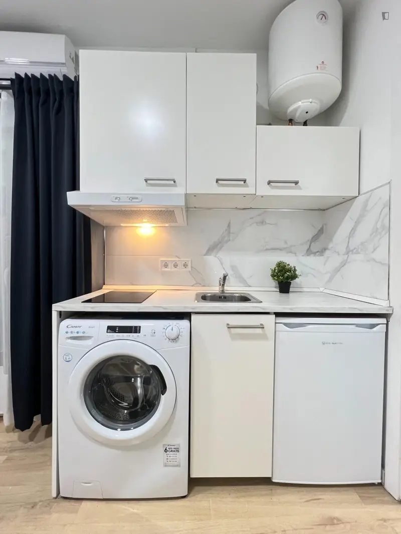 Estudio Moderno en Madrid con Wifi y Cocina Equipada