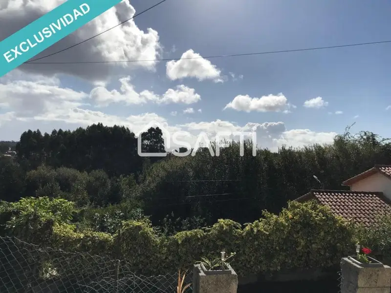 Adosado en Venta en A Pobra do Caramiñal con Amplio Terreno