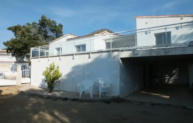 Chalet en Roses con Piscina Privada y Vistas al Mar