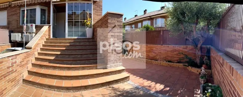 Casa Pareada con Jardin y Piscina en Urbanizacion Privada