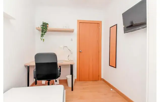 Habitacion Amueblada 101m2 Reus Estancia Media Larga