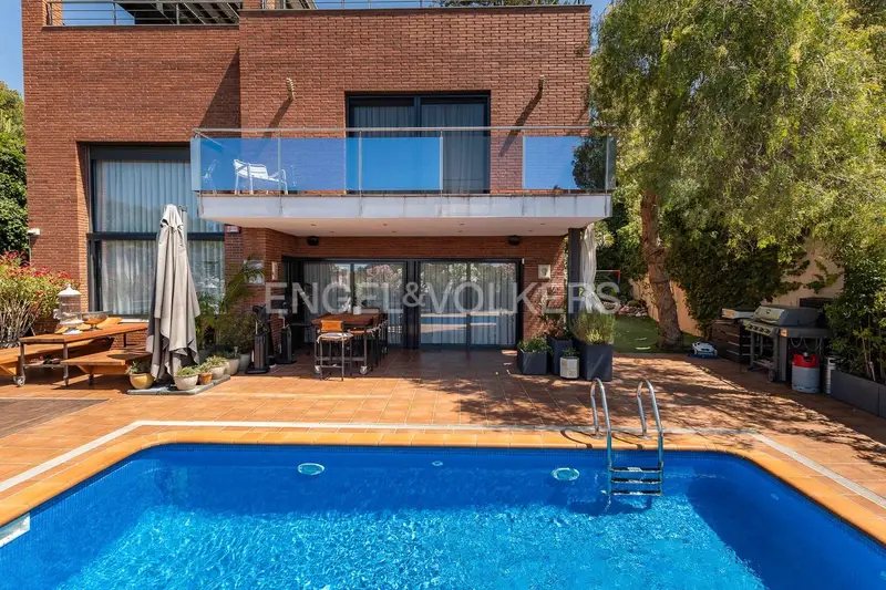 Chalet de Lujo en Castelldefels con Piscina y Jacuzzi