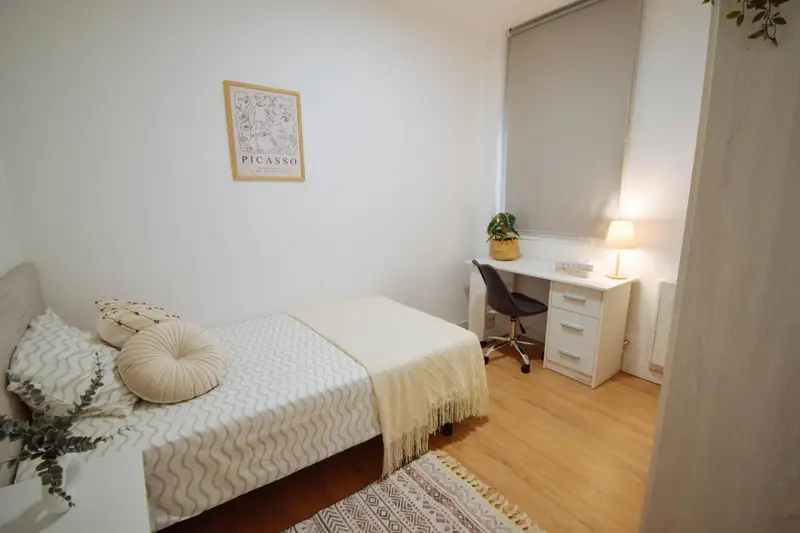 Habitación doble en un piso de 5 habitaciones