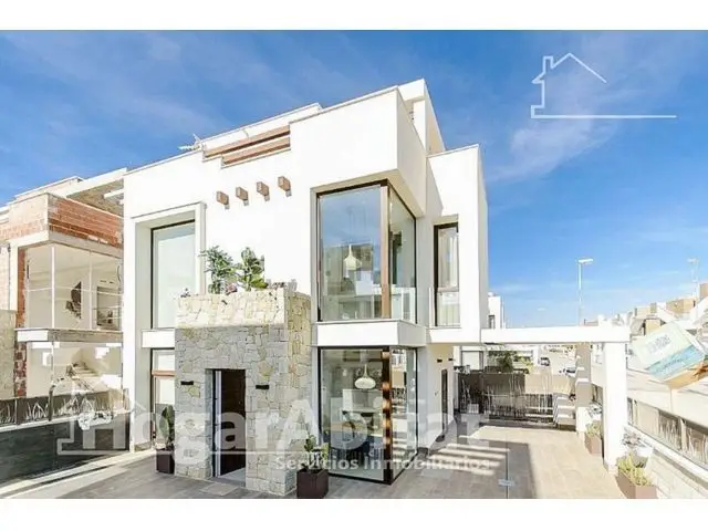 Chalet de Lujo con Jardin Piscina y Garaje Cerca de la Playa