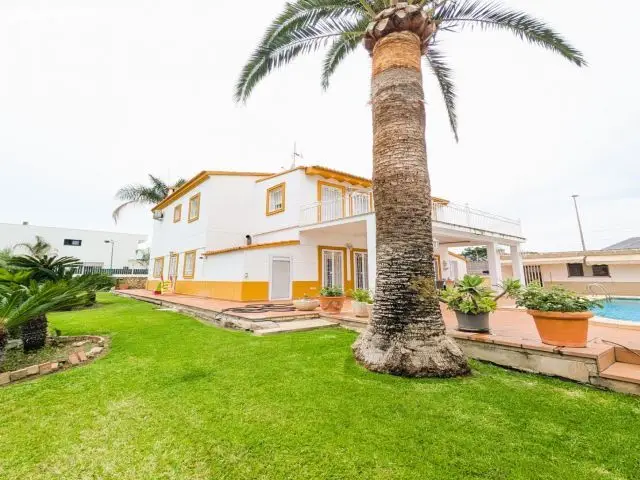 Chalet en Venta Gandía: Ideal Familias Gran Espacio y Comodidad