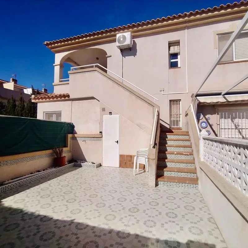 Bungalow en Torrevieja 2 dormitorios Jardin Privado Piscina Comunitaria
