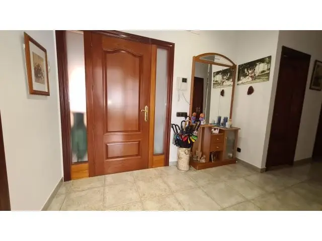Chalet Esquinero con Garaje para 6 Coches en Centro Urbano
