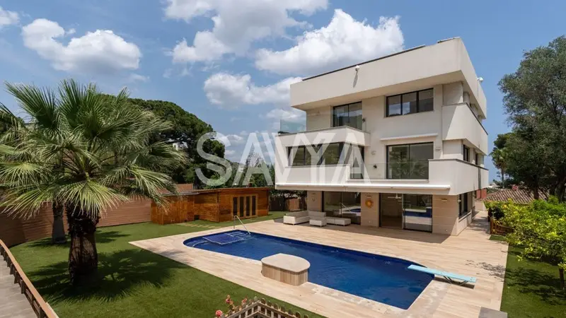Casa en Pedralbes con Jardin y Piscina Ideal para Familias