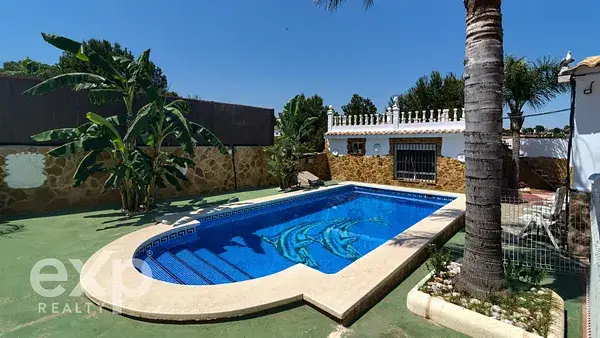 Chalet con Piscina en Urbanizacion Los Lagos Alginet
