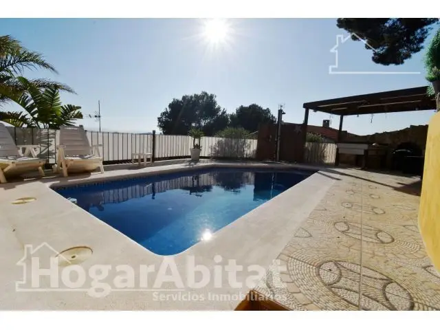 Chalet en Borriol con Piscina y Dos Terrazas
