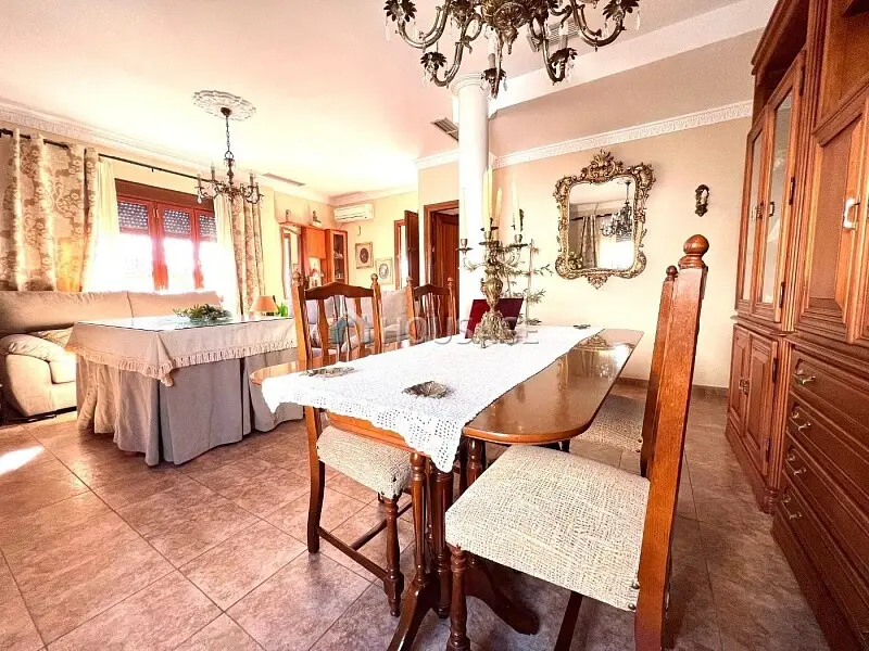 Villa en venta en Urbanización La Alegría Alcalá de Guadaíra