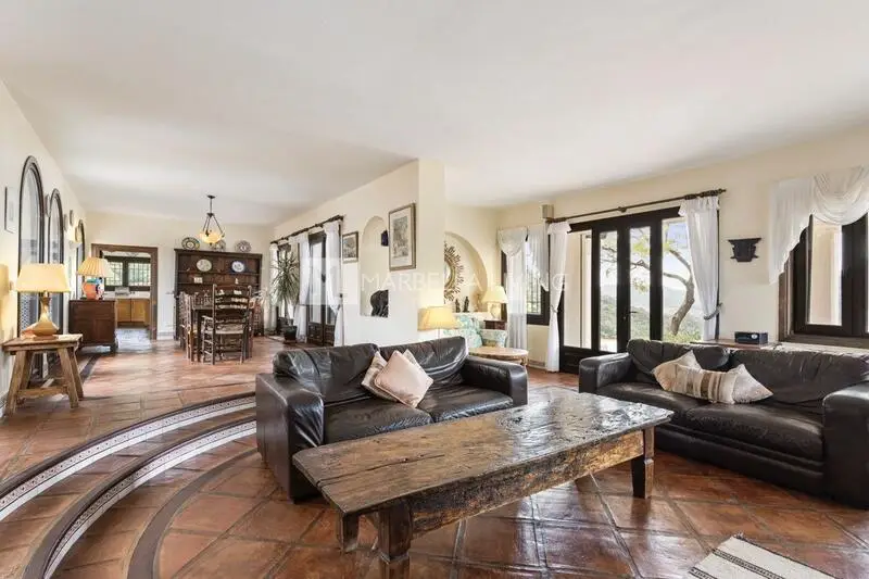 Villa de 6 Dormitorios en Venta en Istan Málaga