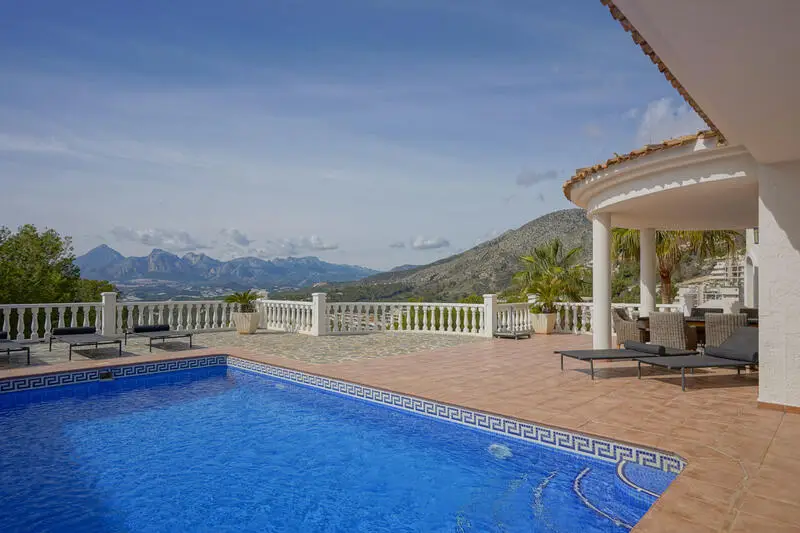 Villa en Altea con Vistas Panorámicas y Casa de Invitados