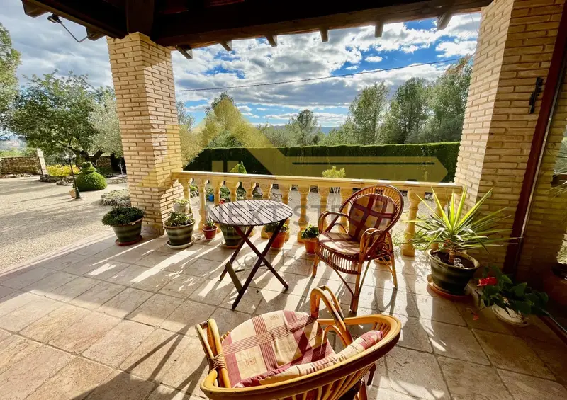 Chalet en Venta en Chella Valencia 3 Dormitorios Piscina Jardines