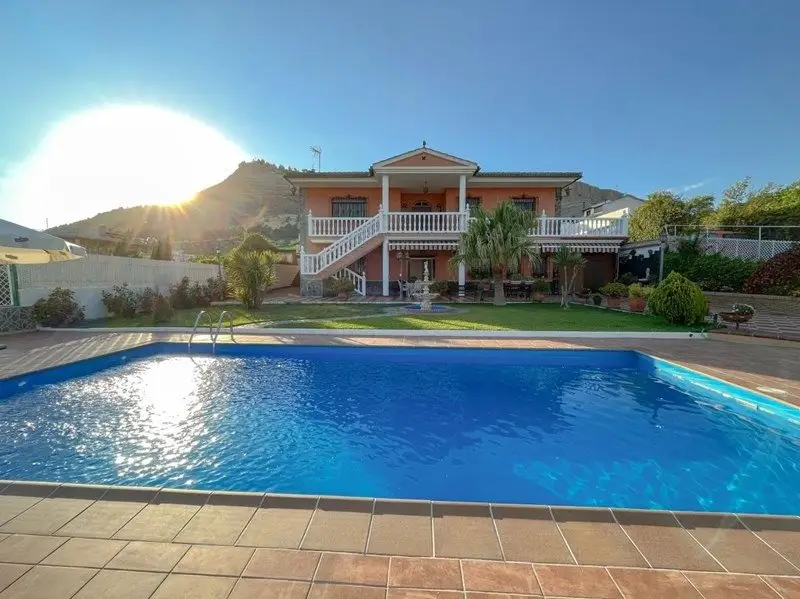 Venta Chalet con Piscina en Atarfe 436m2 5 Dormitorios