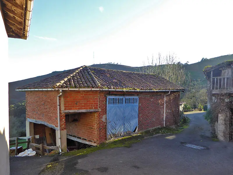 Casa de Campo en Asturias para Reformar con Terreno Edificable